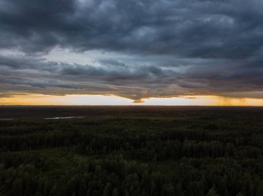 drone görüntü. havadan görünümü ve ağır ve karanlık dramatik yağmur bulutları yaz gün altında yollar ile kırsal alan. gece fotoğraf. Letonya