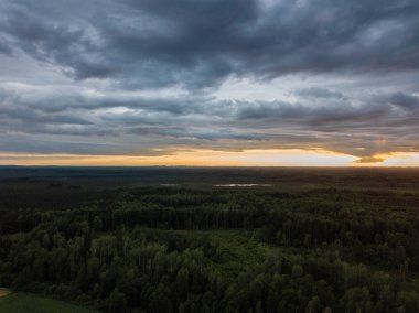 drone görüntü. havadan görünümü ve ağır ve karanlık dramatik yağmur bulutları yaz gün altında yollar ile kırsal alan. gece fotoğraf. Letonya