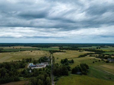 drone görüntü. havadan görünümü ve ağır ve karanlık dramatik yağmur bulutları yaz gün altında yollar ile kırsal alan. gece fotoğraf. Letonya