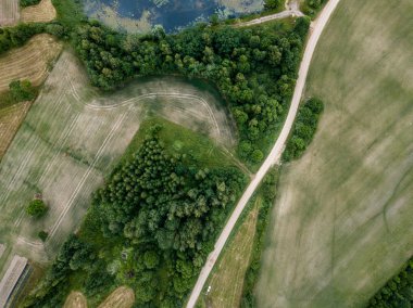 Drone görüntü. alanları ve bulutlu bahar günü ormanlarda kırsal alan hava görünümünü. Letonya