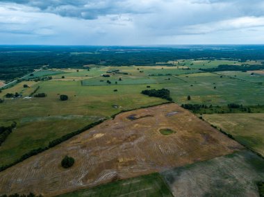 drone görüntü. havadan görünümü ve yaz günü bulutlarda şiddetli yağmur altında yollar ile kırsal alan. Letonya