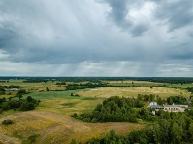 drone görüntü. havadan görünümü ve yaz günü bulutlarda şiddetli yağmur altında yollar ile kırsal alan. Letonya