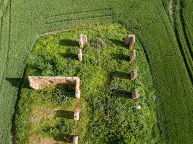 drone görüntü. yeşil ekili alanları ve yaz gün ortasında eski terk edilmiş binada harap kırsal alan hava görünümünü. Letonya, Sigulda Belediyesi