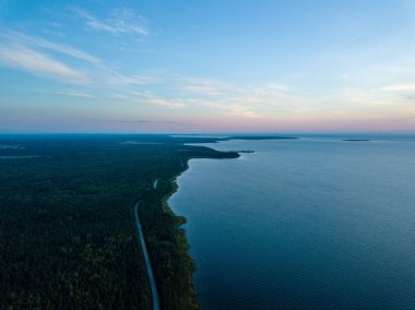 drone görüntü. Sunrise: Hiiumaa, Estonia yaz aylarında Baltık Denizi'nde Adaları havadan görünümü