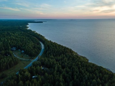 drone görüntü. Sunrise: Hiiumaa, Estonia yaz aylarında Baltık Denizi'nde Adaları havadan görünümü