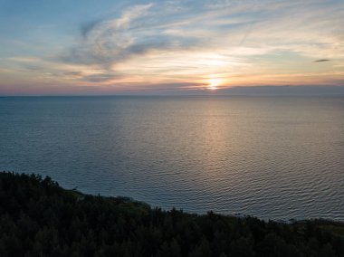 drone görüntü. Sunrise: Hiiumaa, Estonia yaz aylarında Baltık Denizi'nde Adaları havadan görünümü