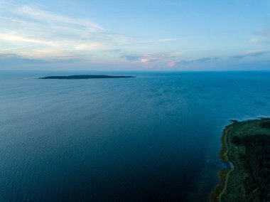 drone görüntü. Sunrise: Hiiumaa, Estonia yaz aylarında Baltık Denizi'nde Adaları havadan görünümü