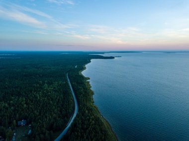 drone görüntü. Sunrise: Hiiumaa, Estonia yaz aylarında Baltık Denizi'nde Adaları havadan görünümü