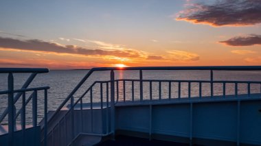 gemi halatları ve metal korkuluk ile Baltık Denizi üzerinde dramatik kırmızı gündoğumu