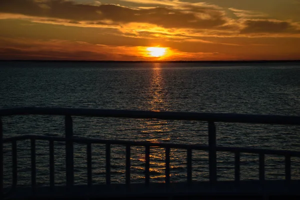 Dramático Amanecer Rojo Sobre Mar Báltico Visto Través Las Cuerdas — Foto de Stock