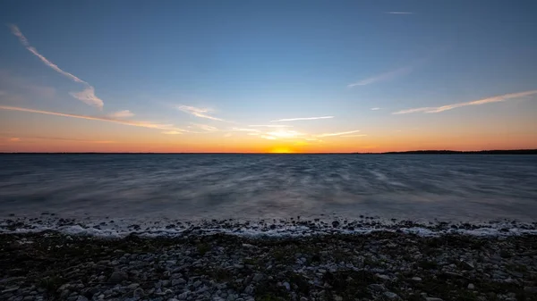 Dramatyczne Wschód Słońca Nad Morze Bałtyckie Plaża Skalista Drzew Brzegu — Zdjęcie stockowe
