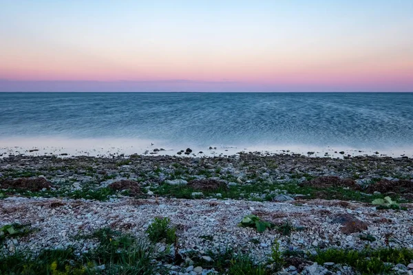 Baltık Denizi Kıyısında Kayalık Plaj Üzerinde Dramatik Gündoğumu Uzun Pozlama — Stok fotoğraf
