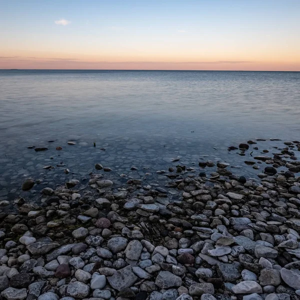 Dramatické Východ Slunce Nad Baltským Mořem Kamenitou Pláž Stromy Břehu — Stock fotografie