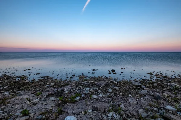 在波罗的海的壮观的日出与岩石海滩和岸边的树木 长曝光射击 爱沙尼亚 Hiiumaa — 图库照片