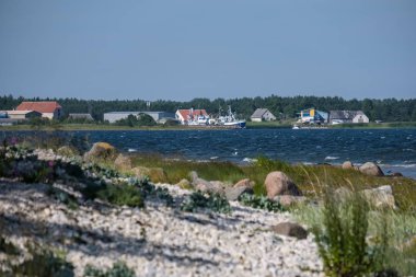 kayalık deniz plaj denize güneşli gökyüzü ve dalgalar ile geniş açı bakış açısı ile