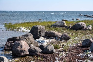 kayalık deniz plaj denize güneşli gökyüzü ve dalgalar ile geniş açı bakış açısı ile