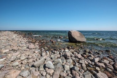 kayalık deniz plaj denize güneşli gökyüzü ve dalgalar ile geniş açı bakış açısı ile