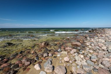 kayalık deniz plaj denize güneşli gökyüzü ve dalgalar ile geniş açı bakış açısı ile