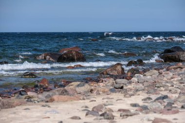 kayalık deniz plaj denize güneşli gökyüzü ve dalgalar ile geniş açı bakış açısı ile