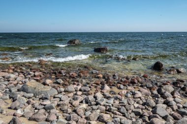 kayalık deniz plaj denize güneşli gökyüzü ve dalgalar ile geniş açı bakış açısı ile