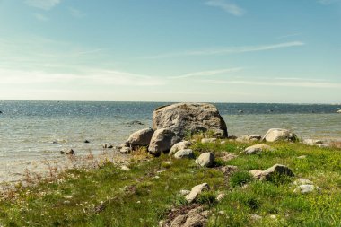 kayalık deniz plaj denize güneşli gökyüzü ve dalgalar ile geniş açı bakış açısı ile