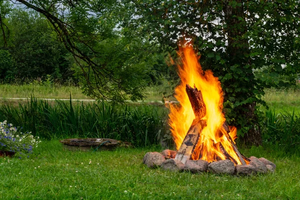 Lasy Palenie Kominku Ciepłe Ciepła Ogień Ciemności Camping Przyrodzie Okresie — Zdjęcie stockowe