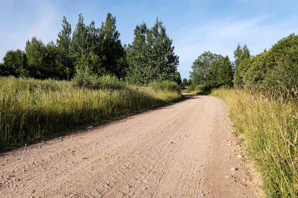 Enkla Grus Landsväg Sommar Landsbygden Med Träd Runt Och Moln — Stockfoto