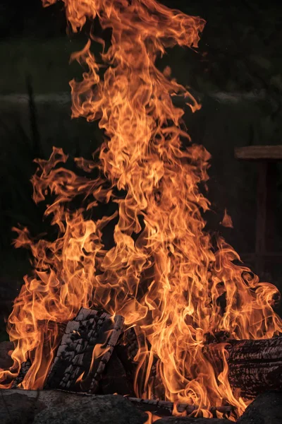 Madeiras Estão Queimando Lareira Quente Calor Fogo Escuridão Acampar Natureza — Fotografia de Stock