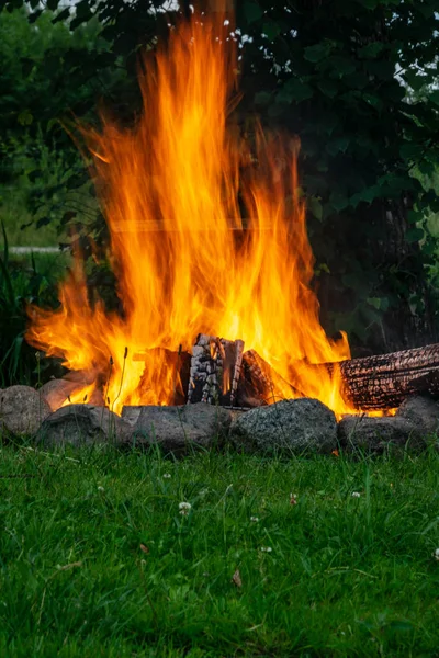Ξύλα Είναι Καύση Στο Τζάκι Ζεστό Θερμότητα Φωτιά Στο Σκοτάδι — Φωτογραφία Αρχείου