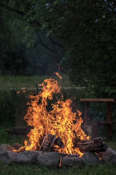 Ξύλα Είναι Καύση Στο Τζάκι Ζεστό Θερμότητα Φωτιά Στο Σκοτάδι — Φωτογραφία Αρχείου