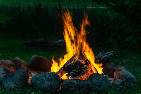 Ξύλα Είναι Καύση Στο Τζάκι Ζεστό Θερμότητα Φωτιά Στο Σκοτάδι — Φωτογραφία Αρχείου