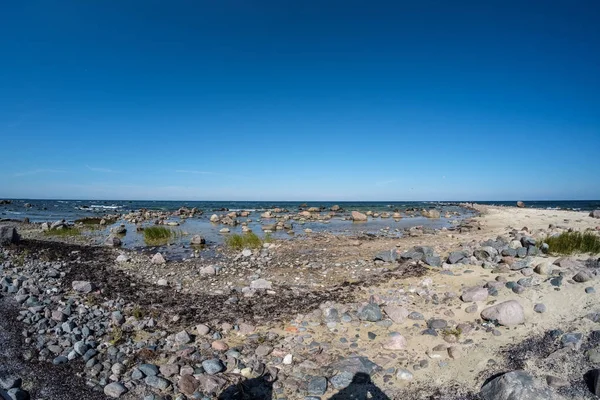 Sziklás Strandtól Széles Látószögű Perspektívát Tengerre Sunny Sky Hullámok — Stock Fotó