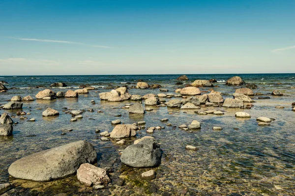 Kamenné Moře Pláž Širokým Úhlem Pohledu Nad Mořem Slunečnou Oblohou — Stock fotografie