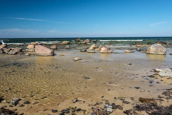 Rotsachtig Strand Met Groothoek Perspectief Zee Met Zonnige Hemel Golven — Stockfoto