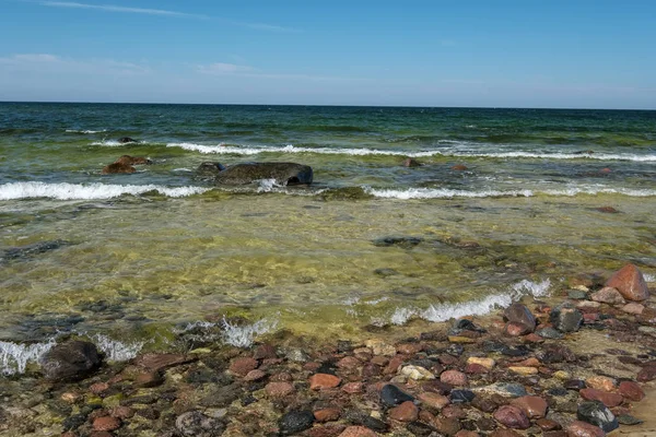Kayalık Deniz Plaj Denize Güneşli Gökyüzü Dalgalar Ile Geniş Açı — Stok fotoğraf