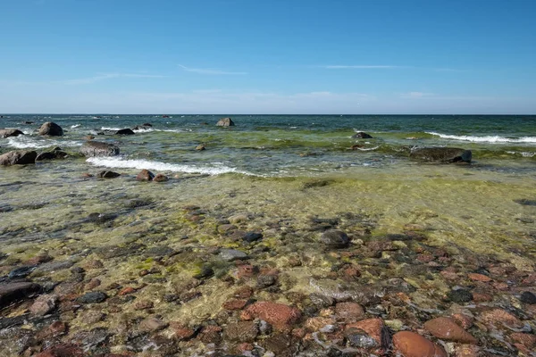 Kayalık Deniz Plaj Denize Güneşli Gökyüzü Dalgalar Ile Geniş Açı — Stok fotoğraf