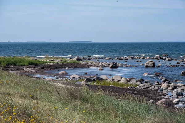 Felsstrand Mit Weitwinkelperspektive Über Das Meer Mit Sonnigem Himmel Und — Stockfoto