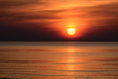 Güzel günbatımı yoğun bulutlar ve küçük dalgalar ile Baltık Denizi