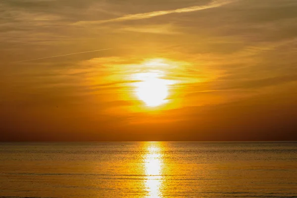 Splendido Tramonto Nel Mare Baltico Con Dense Nuvole Piccole Onde — Foto Stock