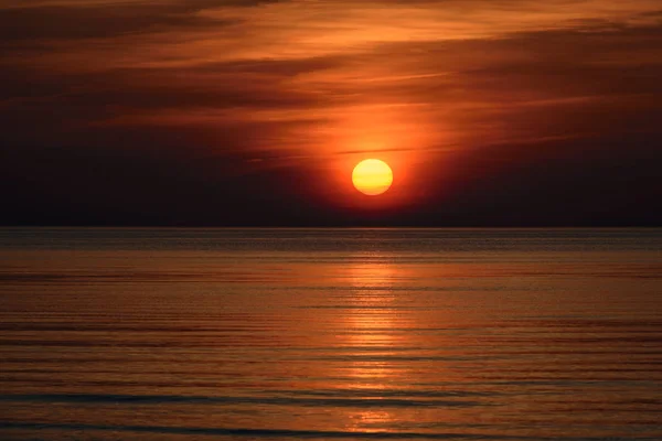 Piękny Zachód Słońca Morzu Bałtyckim Gęstej Chmury Małe Fale — Zdjęcie stockowe