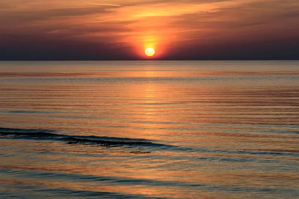Pôr Sol Beatiful Mar Baltic Com Nuvens Densas Ondas Pequenas — Fotografia de Stock