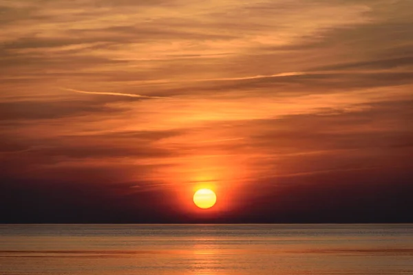 Piękny Zachód Słońca Morzu Bałtyckim Gęstej Chmury Małe Fale — Zdjęcie stockowe
