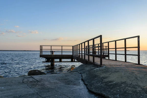 Stary Most Zardzewiałe Szyny Metalowe Pobliżu Port Morski — Zdjęcie stockowe