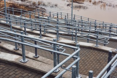 parlak Ray ve somut adımlar ile yeni metal köprü. bulutlu bahar günü