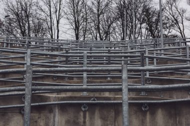 parlak Ray ve somut adımlar ile yeni metal köprü. bulutlu bahar günü