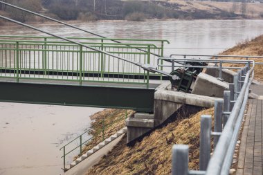 parlak Ray ve somut adımlar ile yeni metal köprü. bulutlu bahar günü