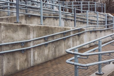 parlak Ray ve somut adımlar ile yeni metal köprü. bulutlu bahar günü