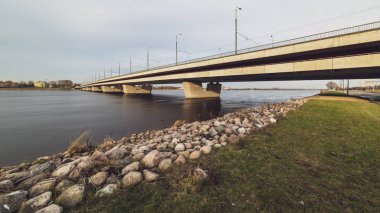 Riga şehir panoraması ile Köprü ve nehir Daugava önünde sonbaharda
