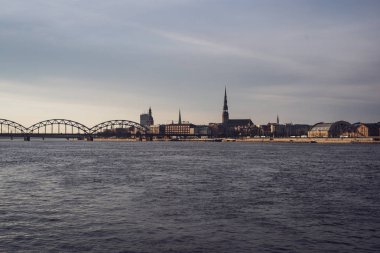 Riga şehir panoraması ile Köprü ve nehir Daugava önünde sonbaharda