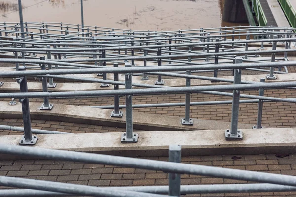 Gloednieuwe Metalen Brug Met Glanzende Rails Concrete Stappen Bewolkt Lente — Stockfoto